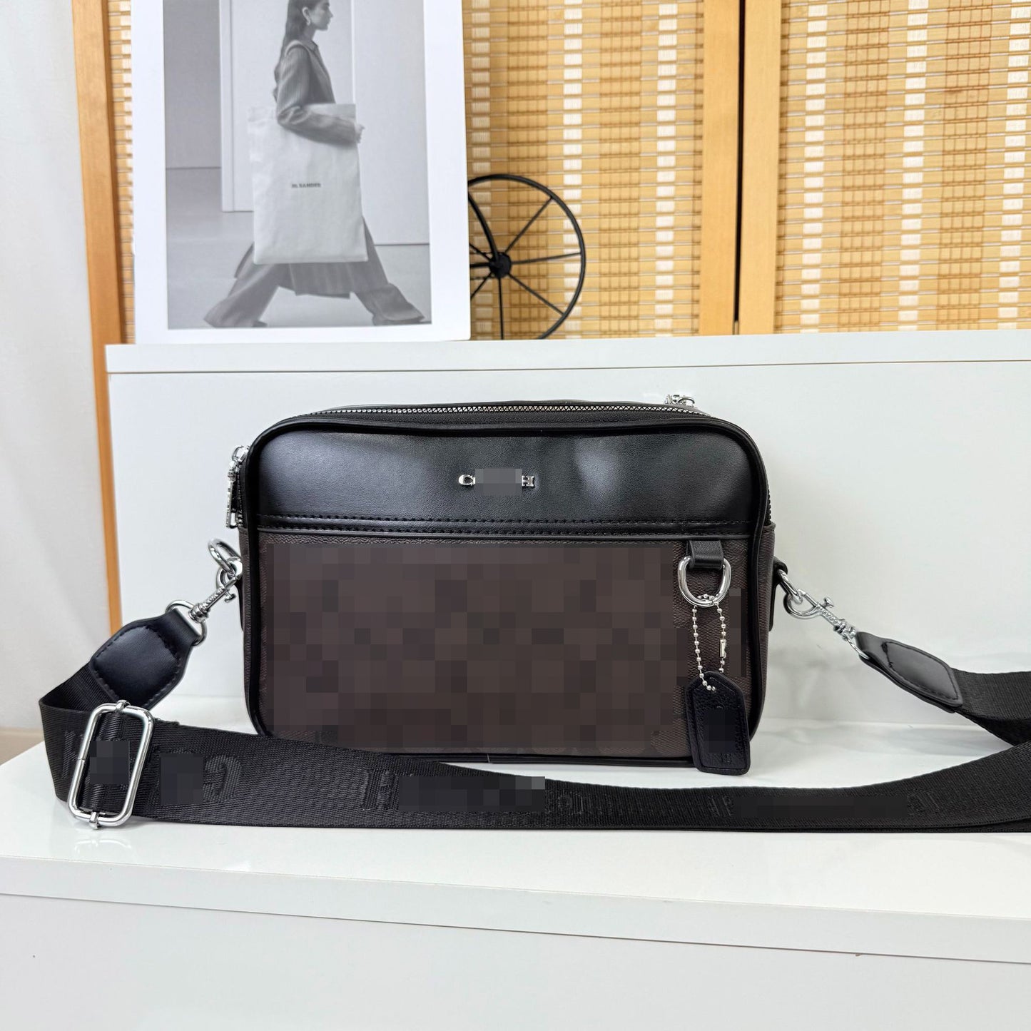 Bolso de tira ancha de moda superventas europeo y estadounidense para mujer, 26 nuevos bolsos cruzados de un solo hombro de calidad versátiles para desplazamientos de un solo hombro para desplazarse a un solo espacio de nicho transfronterizo