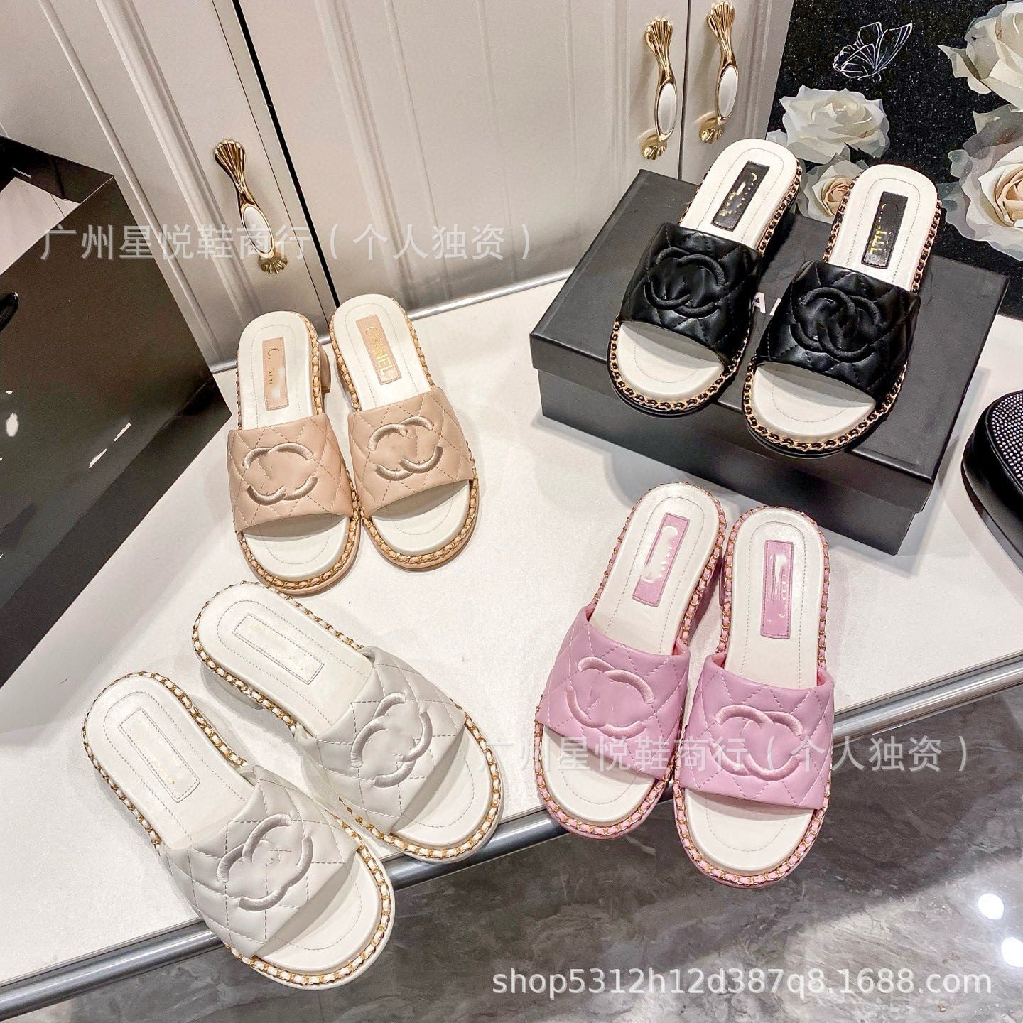 Calidad de alta gama, 25 letras nuevas de cuero C color bloque, hebilla de cadena, zapatillas flat casual, las mujeres llevan sandalias
