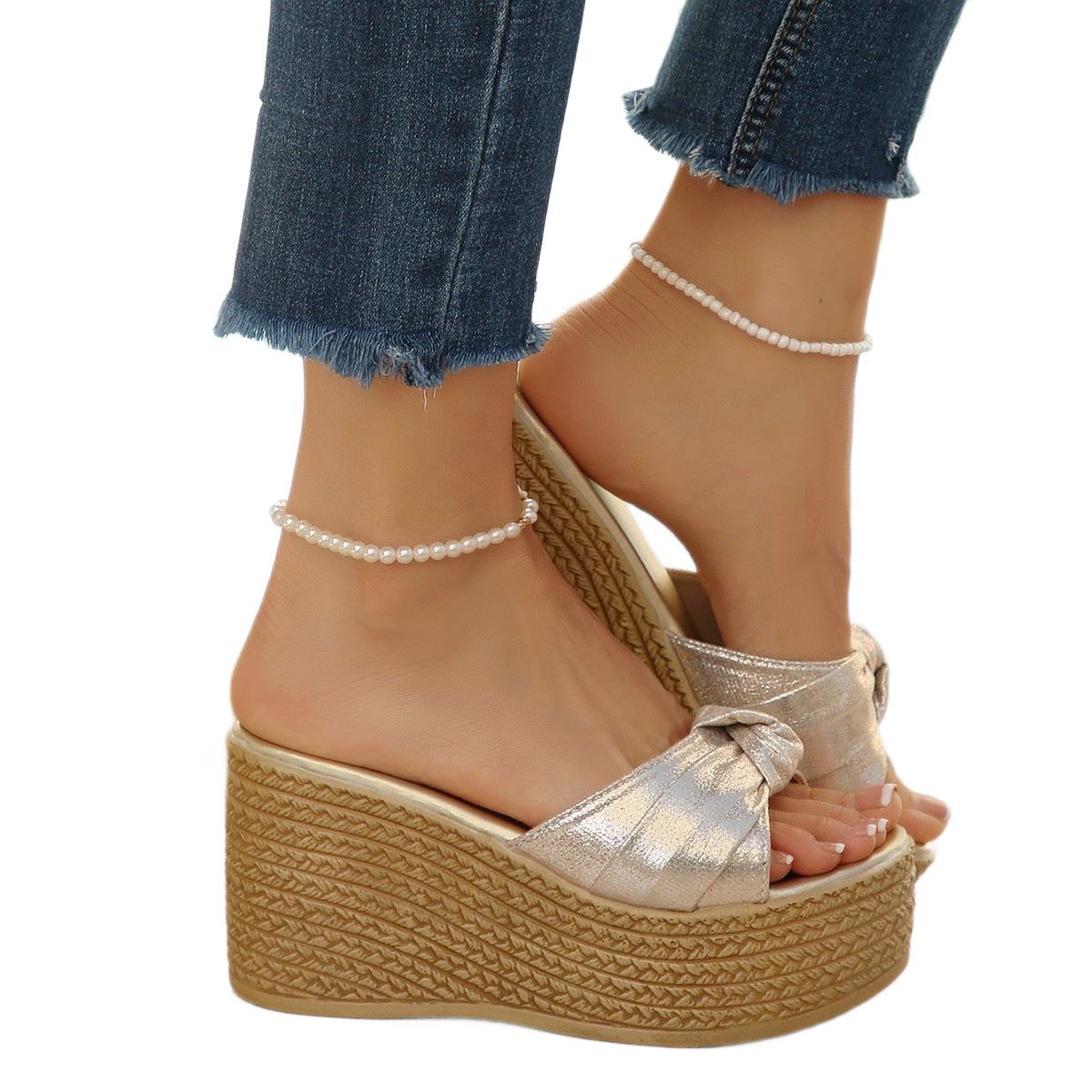 Zapatillas de cuña de plataforma al estilo euroamericano para mujer, nuevas chanclas metálicas con lazo 2026, sandalias de playa a la moda