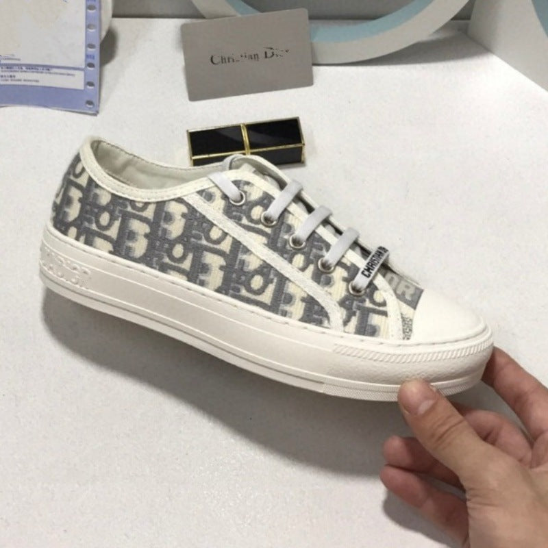 Comercio exterior 2026 Nuevos zapatos de mujer bordados de lona Suela gruesa Zapatos blancos versátiles que realzan Zapatos deportivos casuales de punta redonda