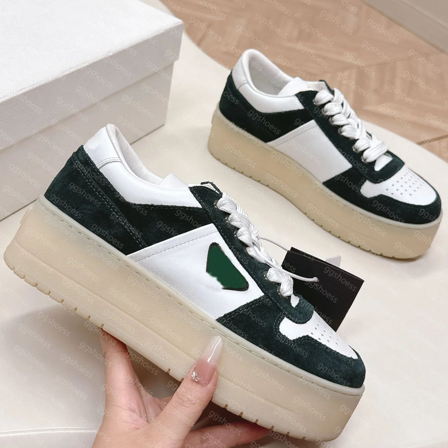 Spot primavera y otoño, nueva moda, zapatos polivalentes de suela gruesa y sucios, mujeres viejas con cordones grasos, ding estrella zapatos de pan