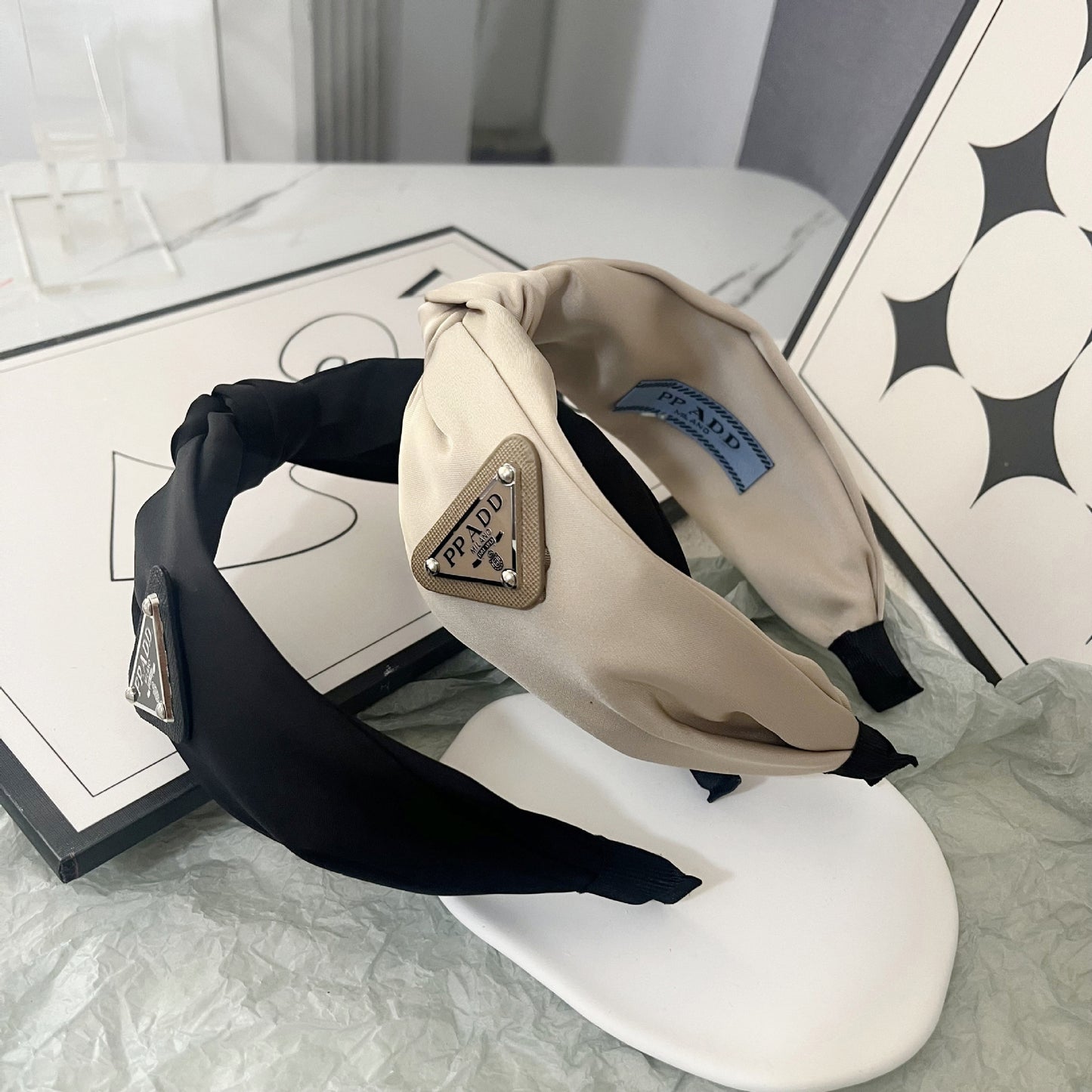 P Family Logo triangular Nudo Diadema de borde ancho Influencer de nicho Temperamento Cinta retorcida Celebridades Internet Tocado versátil para mujeres