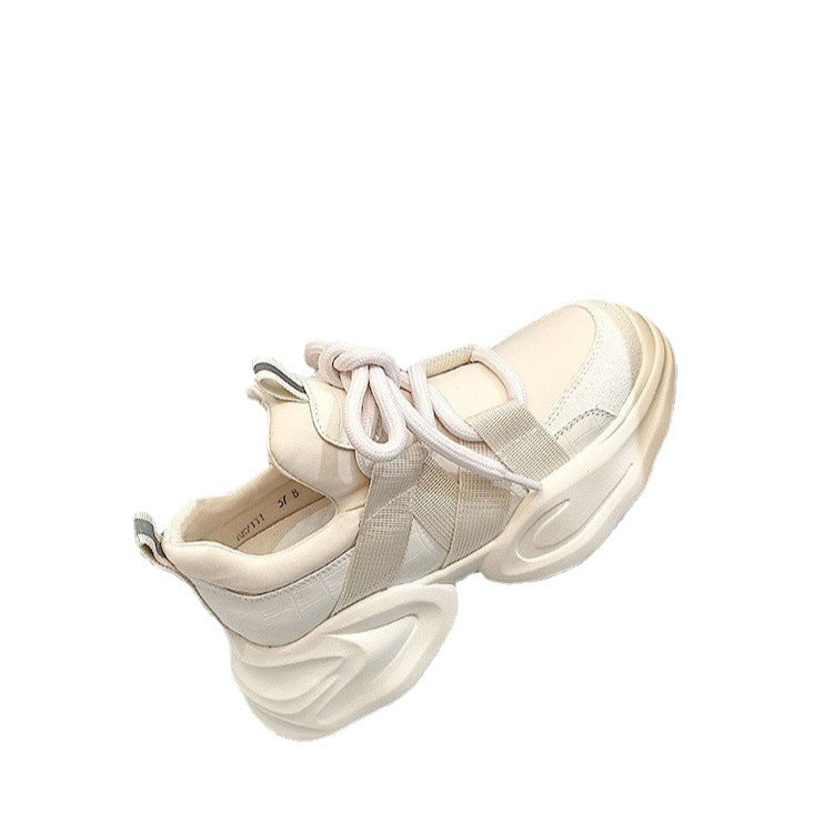Zapatos de daddy de altura interior para mujer 2023 nuevos zapatos blancos de suela gruesa, suelas suaves, zapatillas pequeñas ligeras y informales, zapatos simples