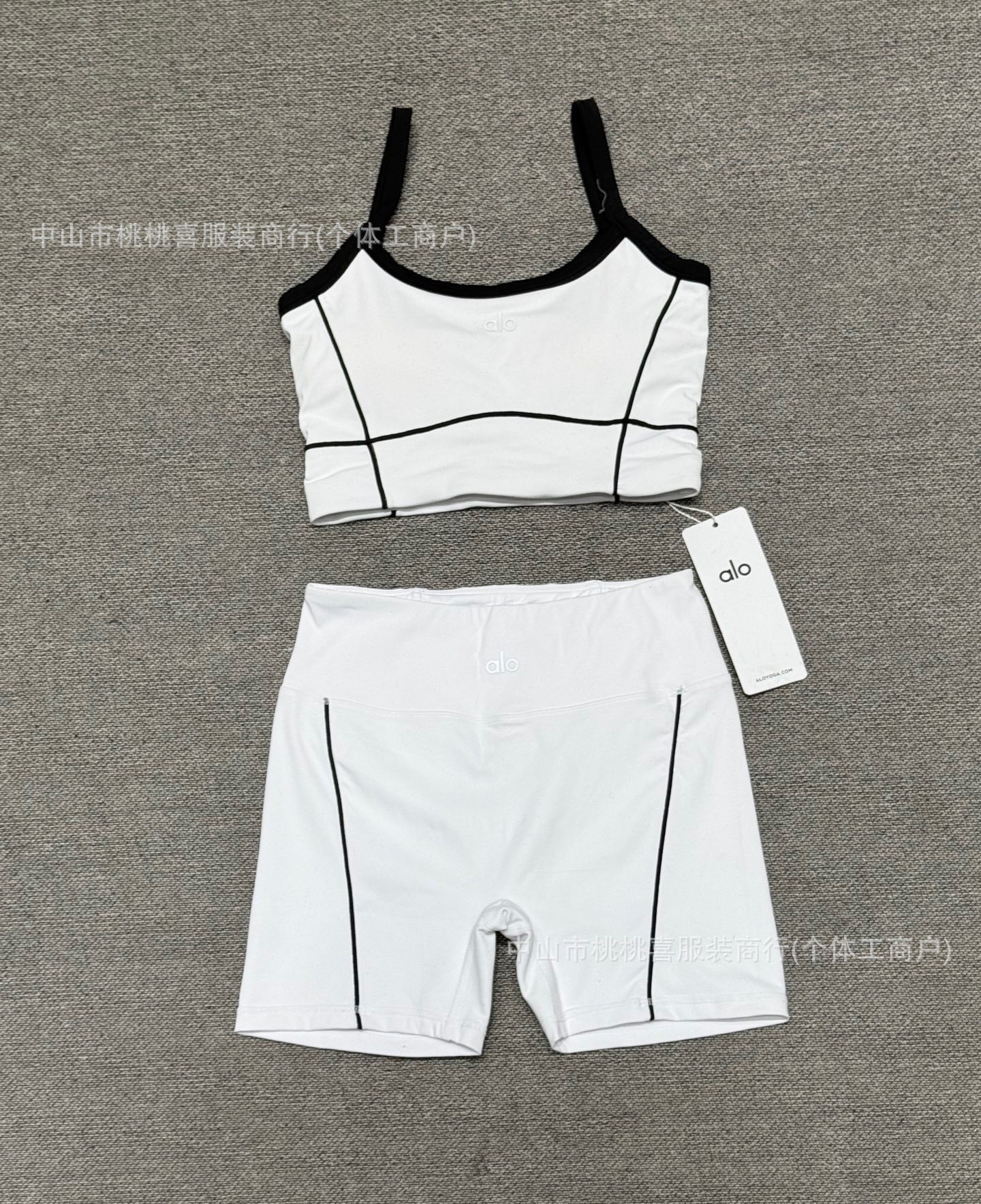 En stock, conjunto de yoga nude sensation de alta elasticidad, sujetador con tirante fino, pantalones cortos de fitness para levantar caderas, conjunto deportivo al aire libre para mujer