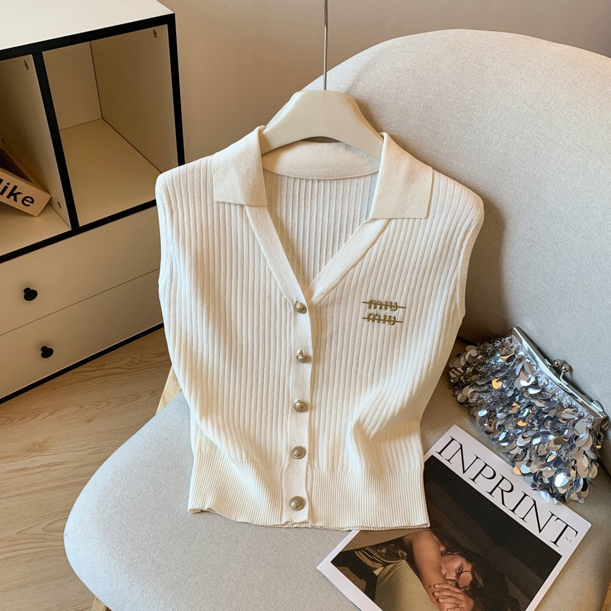 Ligero lujo y chaleco sin mangas estilo Chanel de alta gama, verano 2026 nuevo top de punto bordado versátil bordado
