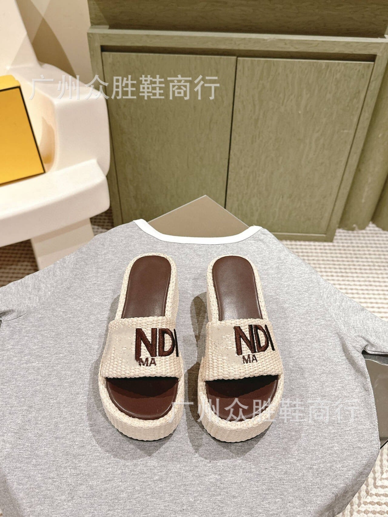 Zapatillas monogram de alta gama marca F para ropa exterior de exportación femenina, Nuevo verano 2024 Pastel Jacquard bordado Zapatillas de tacón alto con suela gruesa y tacón alto