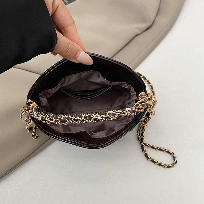 Nuevo bolso de cadena de diamante, bolso de asa torcida Xiangjia, bolso de mujer moderno, bandolera de un solo hombro, bolso de cubo vintage de cuero encerado