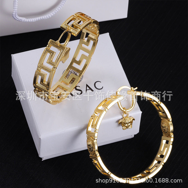 Colección de pendientes Man Family Medusa: pendientes de perla incrustados con diamantes, estilo personalizado extravagante, pendientes ligeros y lujosos