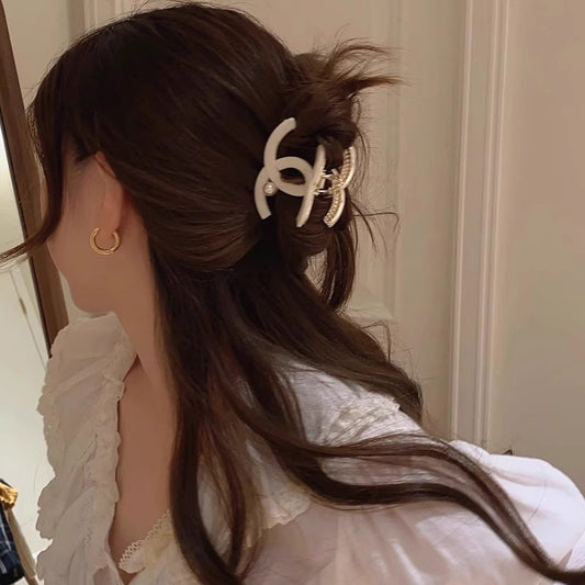 Pinza Tiburón Perla Mujer Estilo Chanel | LuxuryMarkt