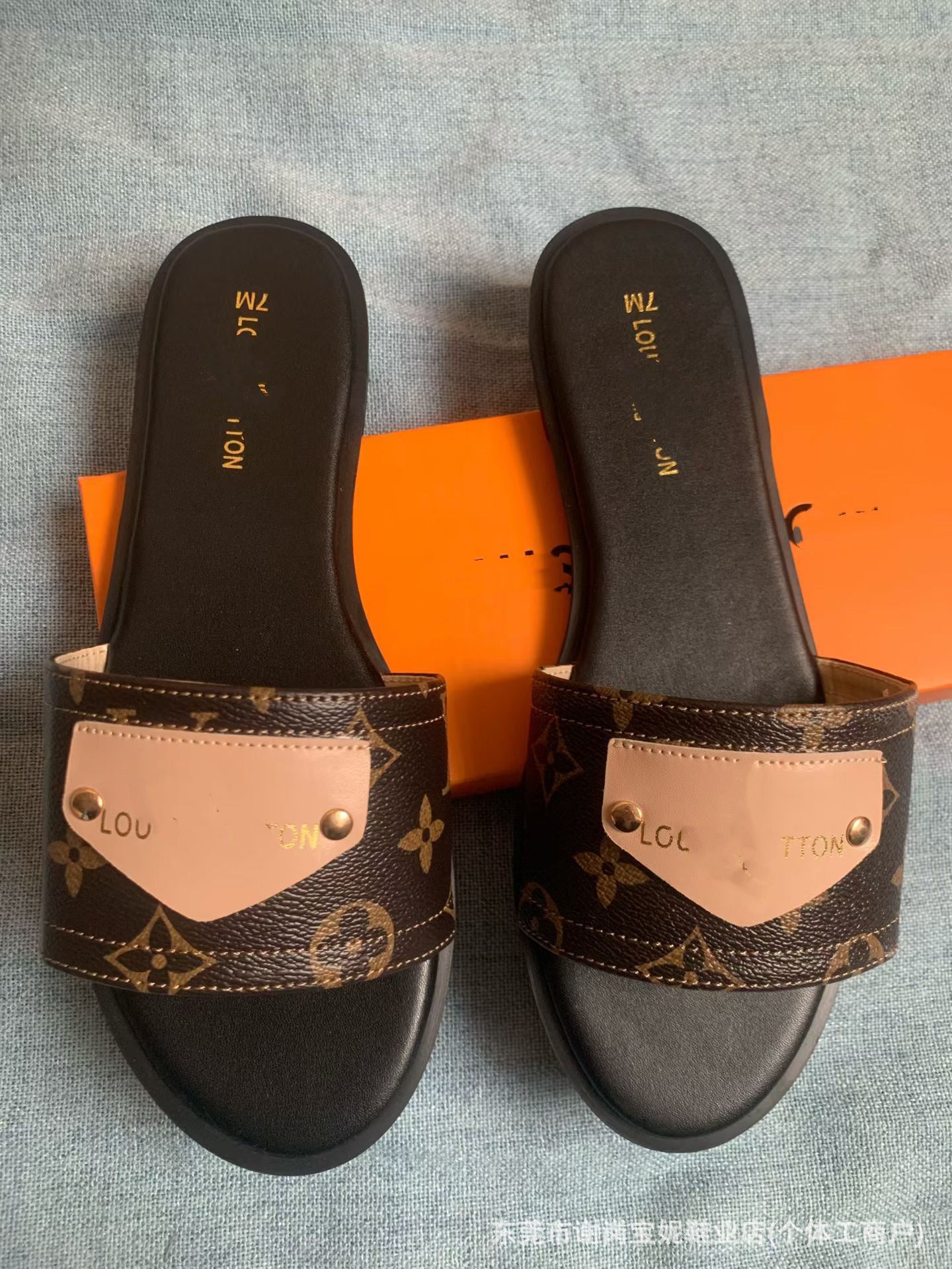 Sandalias nuevas de herraje de la familia V, zapatillas de moda afroeuropeas y americanas de verano para ropa exterior femenina