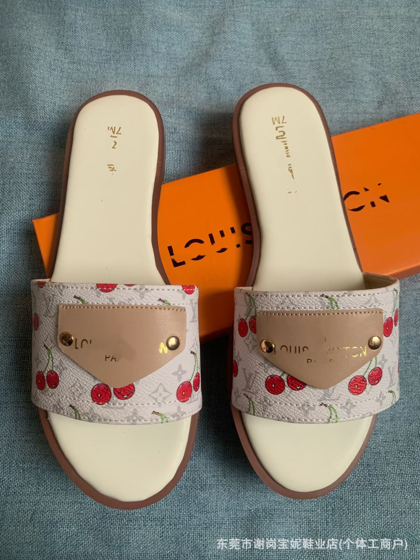 Sandalias nuevas de herraje de la familia V, zapatillas de moda afroeuropeas y americanas de verano para ropa exterior femenina