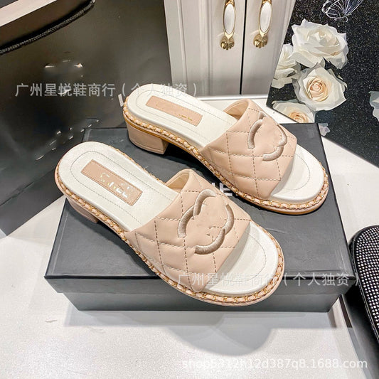 Calidad de alta gama, 25 letras nuevas de cuero C color bloque, hebilla de cadena, zapatillas flat casual, las mujeres llevan sandalias