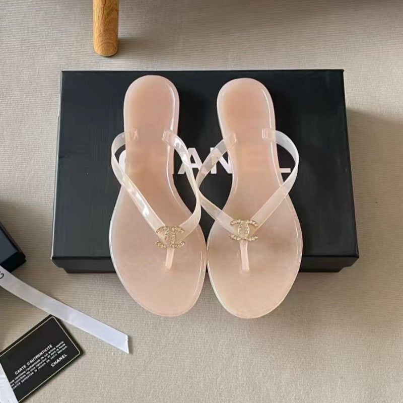 Verano 2026 Nuevas chanclas de punta metálica con hebilla metálica con pedrería para sandalias versátiles y casuales de resort para mujer