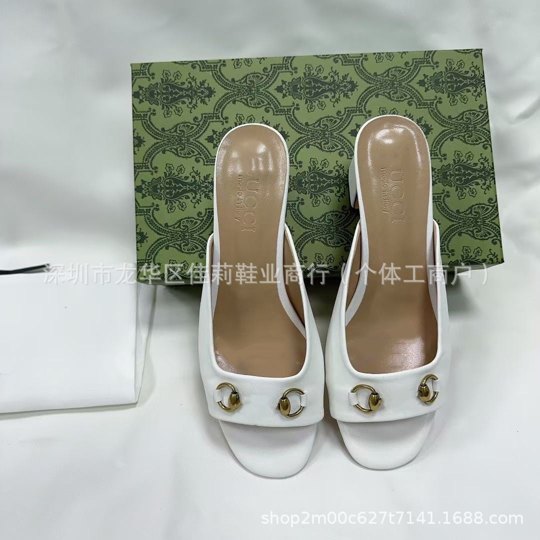 Sandalias de tacón grueso G Family para mujer 2025 Nuevo tacón cuadrado, botón metálico de broca, zapatillas de medio soporte y elegantes zapatillas de tacón alto