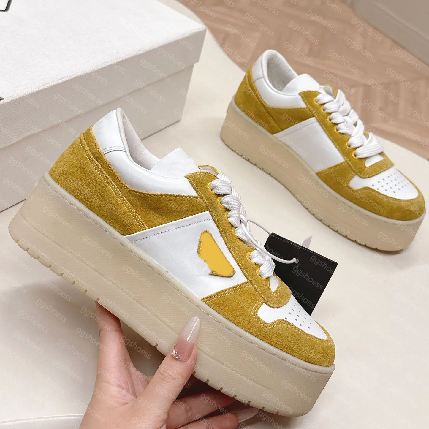 Spot primavera y otoño, nueva moda, zapatos polivalentes de suela gruesa y sucios, mujeres viejas con cordones grasos, ding estrella zapatos de pan