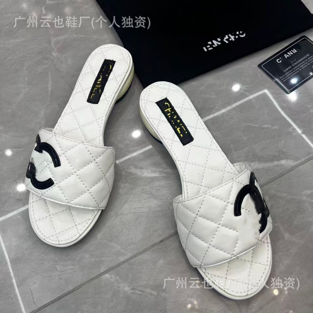 2026 Nuevo logo clásico de principios de primavera Doble C Strap-on de moda Panda Color-Fragancia Estilo Abrigo plano de diamante Prenda versátil
