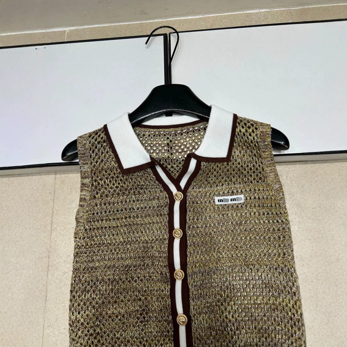 Camiseta sin mangas sin mangas de marca de punto de punto con botón de letra M con cuello hueco y bloqueados de color, camiseta versátil para mujer que slimeja, 26 novedades
