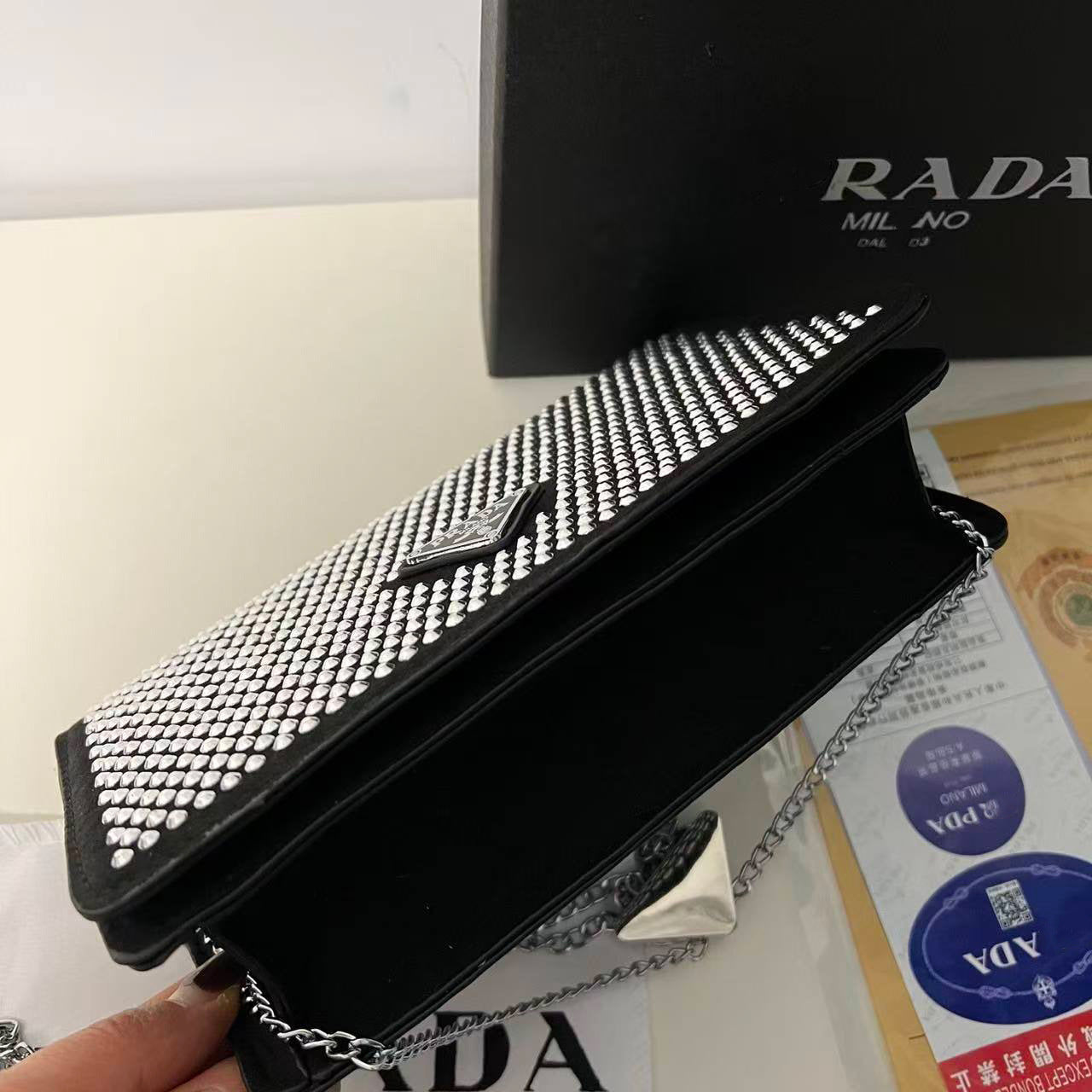 El nuevo bolso mini de pedrería de mano portátil de moda 2025, bolso de cadena de moda, bolso bandolera y bolso pequeño cuadrado de un solo hombro de la marca P