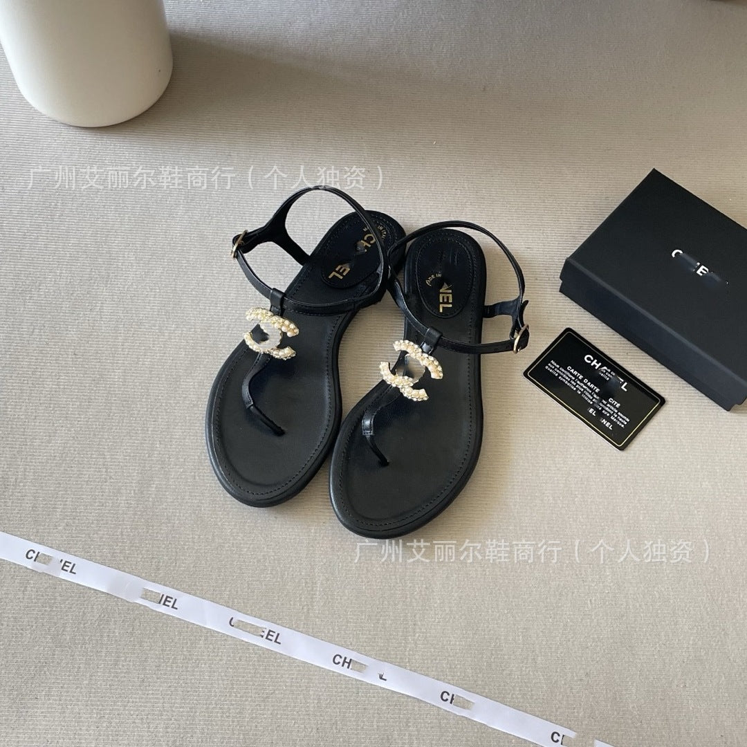 Sandalias perladas doble C plana de puntera clip-toc para mujer, sandalias versátiles de playa casual 24h para ropa exterior de verano