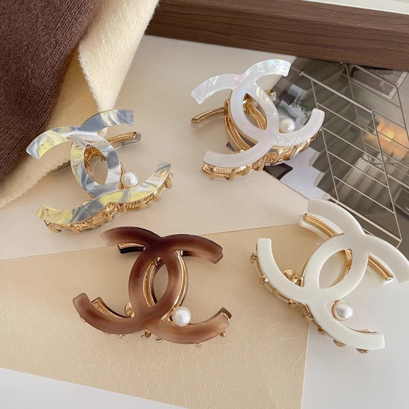 Nuevo Chanel, estilo Chanel, pinza de perla mediana de perla de media garra, clip de tiburón de alta gama para accesorio de cabello de la parte trasera de la cabeza de mujer, accesorio de nicho para el cabello