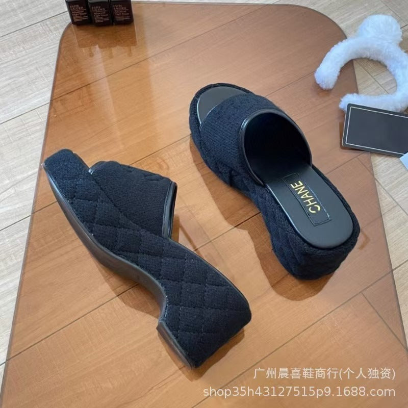 Sandalias de mujer de moda estilo Chanel, nueva plataforma de plataforma de punto de cuña de una línea para el Tercer Joven Maestro de verano 2026