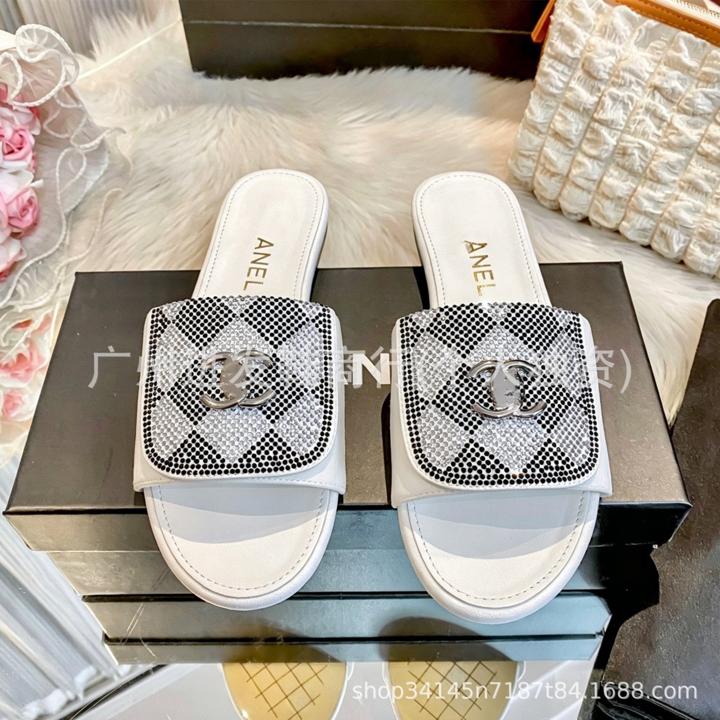 En stock, 26 nuevas zapatillas planas de Chanel estilo Chanel con botones de metal a cuadros y diamantes para mujer, sandalias casuales de verano de una sola línea