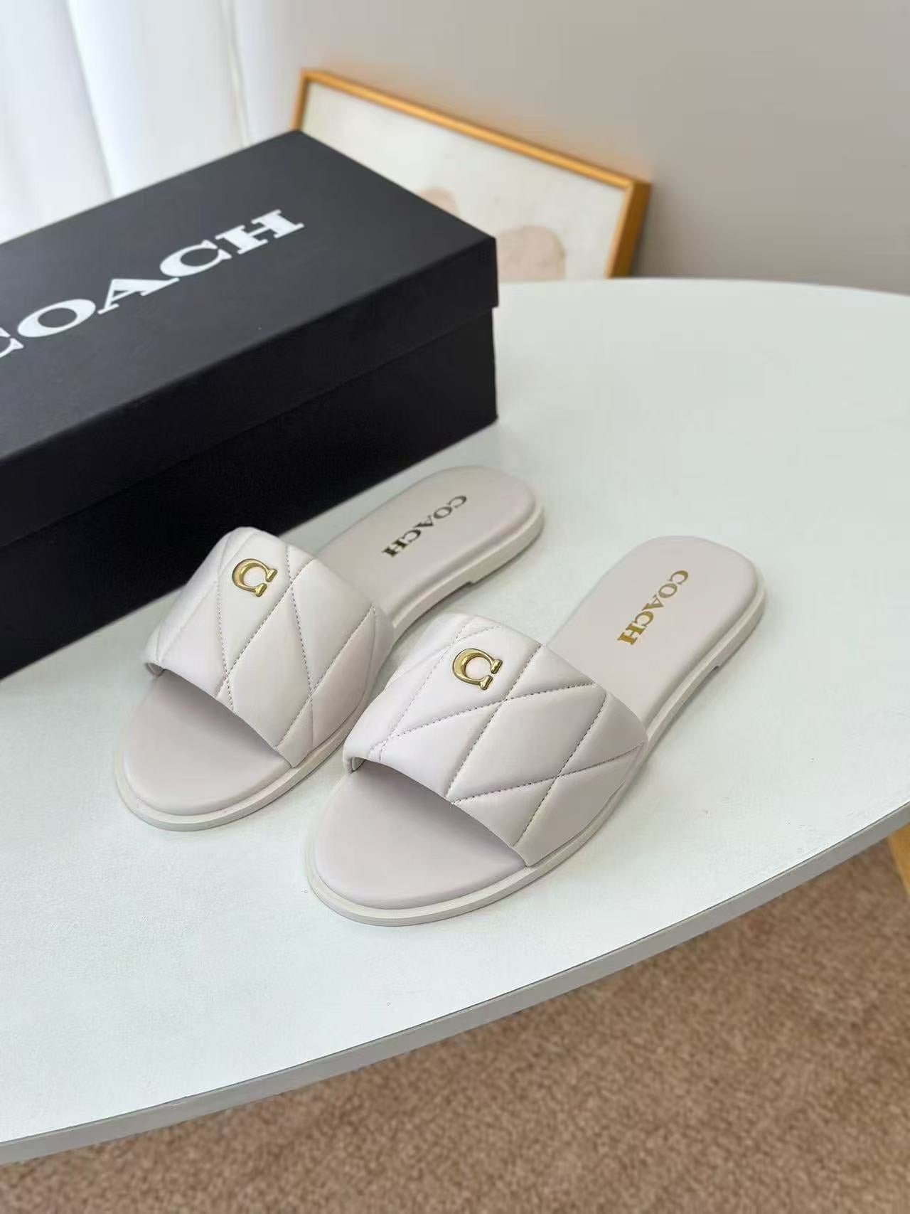 Verano 2025 Nuevas chanclas de tira sencilla europeas y americanas: sandalias de abrigo de diamante de punta redonda plana de color sólido, versátiles y cómodas para el día a día