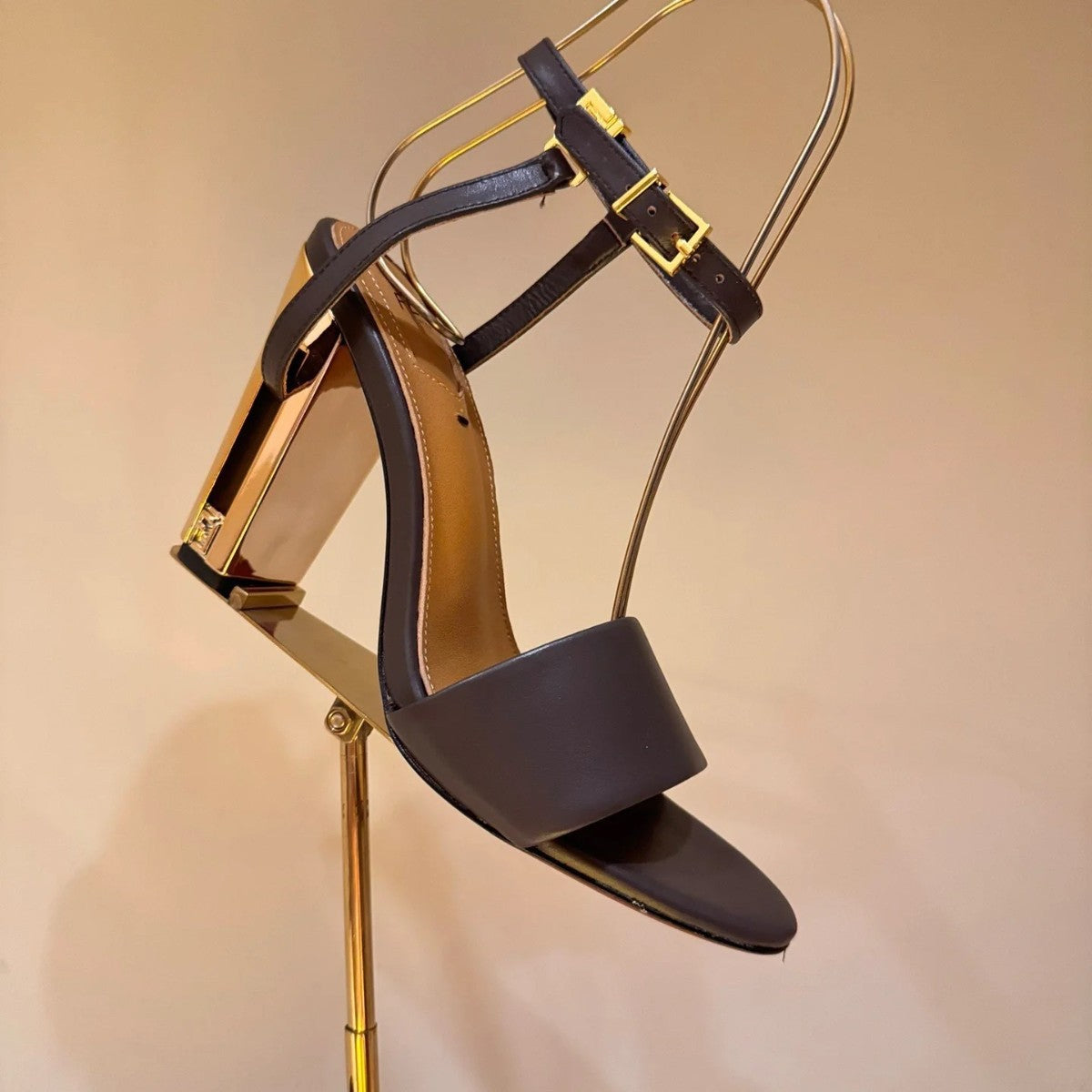 Zapatos de tacón alto nuevos europeos y americanos, sandalias lisas de tirantes con letras