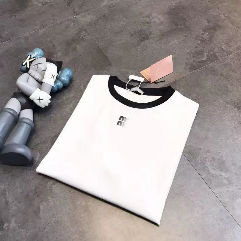 La capa base de Miu, versátil, casual y de nicho, cuello de colores y letras de aplique con cuello redondo y manga larga y camiseta de manga larga