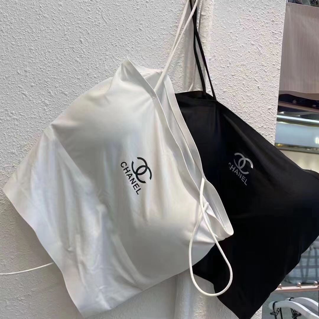 La nueva camiseta de tendencia con camiseta de mujer con almohadillas para sujetadores es atractiva para ropa exterior, con un corte ajustado, superpuesta con seda hiela para una espalda versátil y hermosa