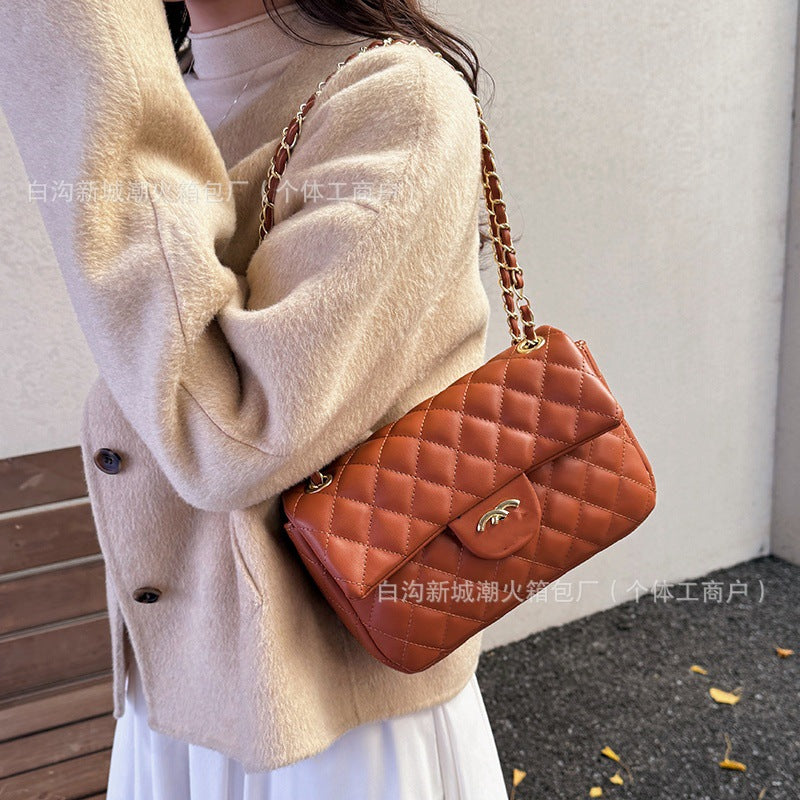 Bolso pequeño cuadrado de cadena de diamantes estilo Chanel para mujer, nuevo bolso cruzado de estilo Chanel de estilo cruzado de un solo hombro 2025 de estilo transfronterizo