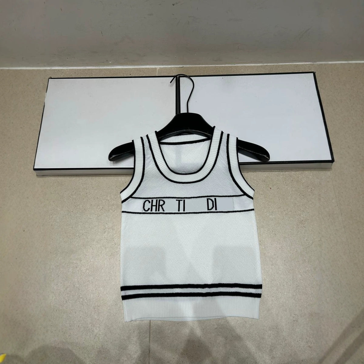 Camiseta CD de punto para mujer | Sin mangas y con letras
