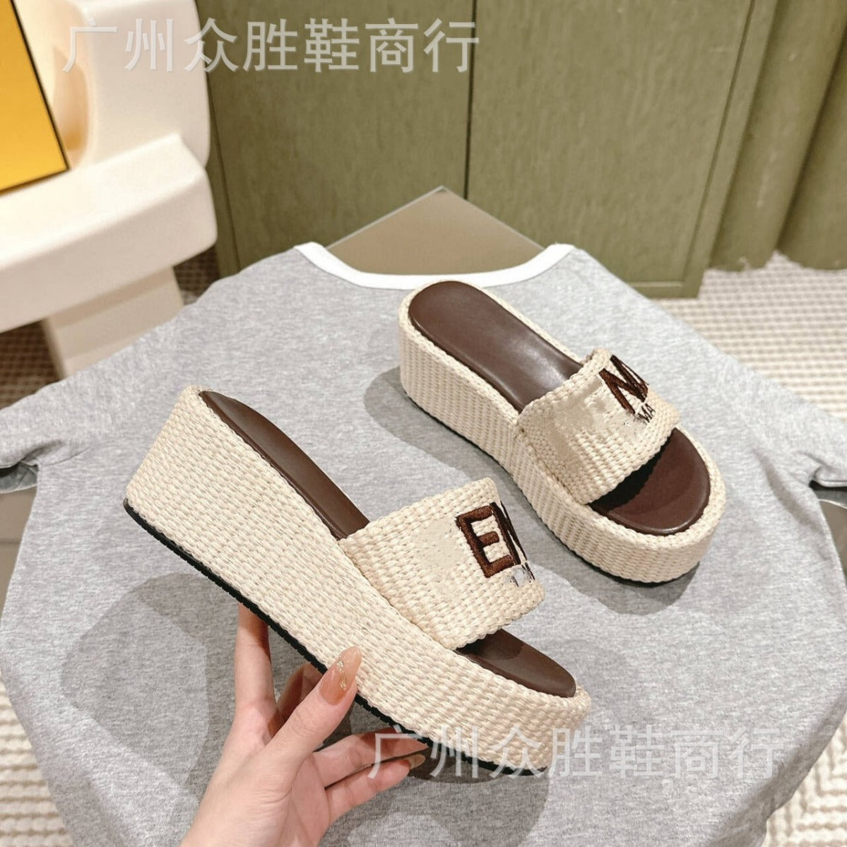 Zapatillas monogram de alta gama marca F para ropa exterior de exportación femenina, Nuevo verano 2024 Pastel Jacquard bordado Zapatillas de tacón alto con suela gruesa y tacón alto