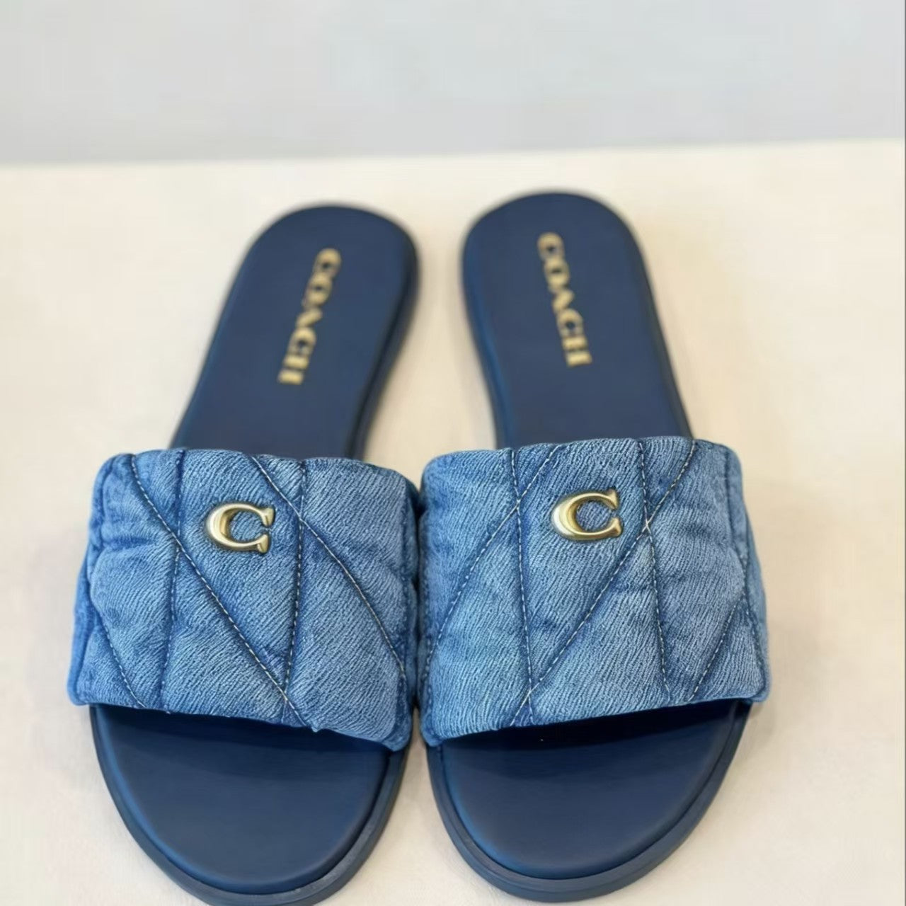 Verano 2025 Nuevas chanclas de tira sencilla europeas y americanas: sandalias de abrigo de diamante de punta redonda plana de color sólido, versátiles y cómodas para el día a día