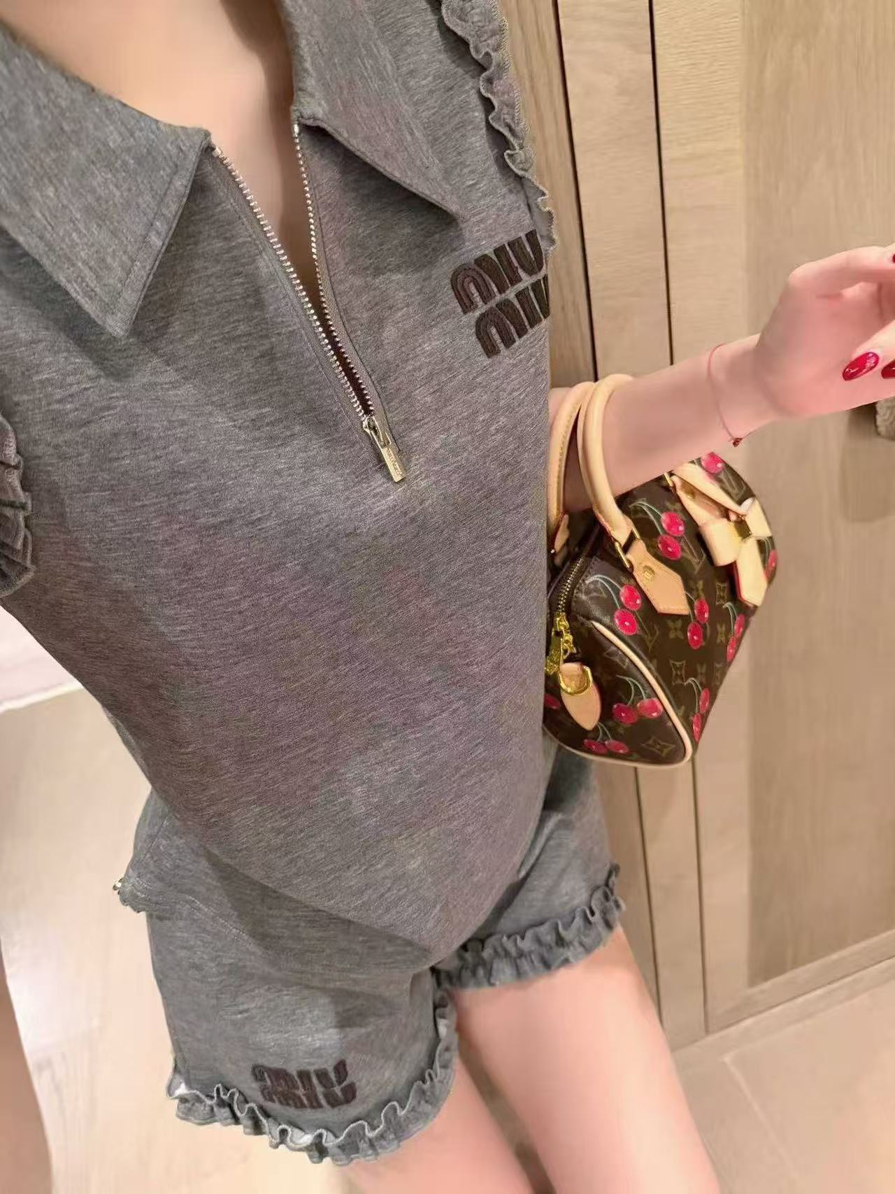 Edición correcta ~ Miu Series Borde de Madera con Borde de Orejas 2026 Blusa de Verano con Letras Bordadas + Pantalones cortos Conjunto juvenil de dos piezas