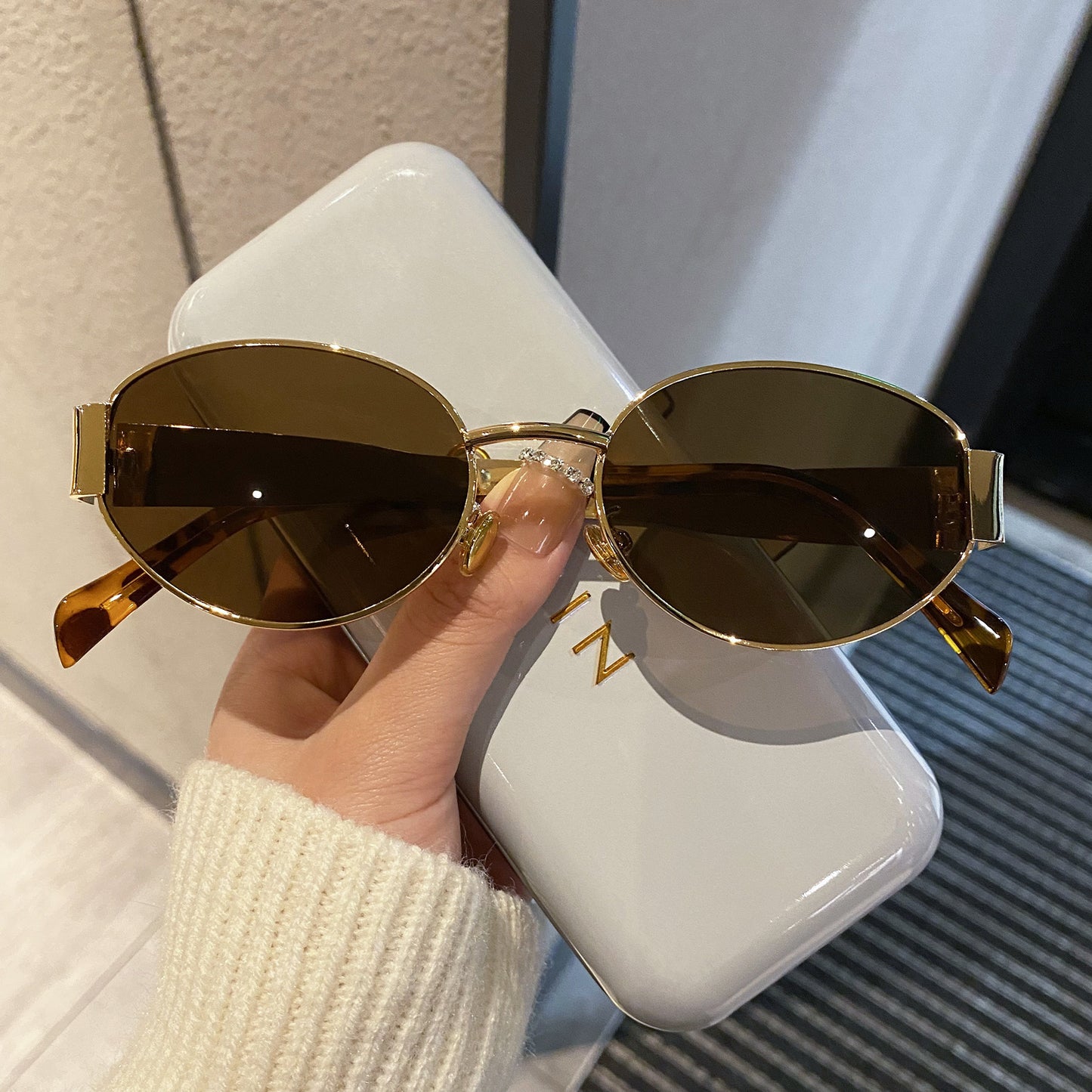 Gafas de sol europeas y americanas de montura redonda para mujeres, gafas de moda de alta gama para mujeres, protección UV para fotografía y decoraciones de moda para mujeres