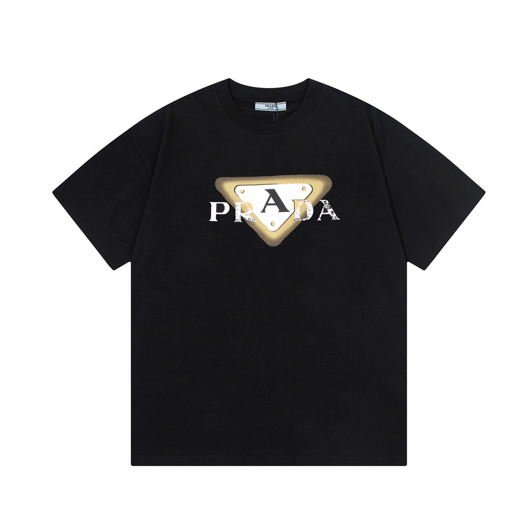 Versión de lujo de alta gama pra Pujia triángulo metálico LOGO, camiseta unisex de verano suelta y versátil con estampado y manga corta