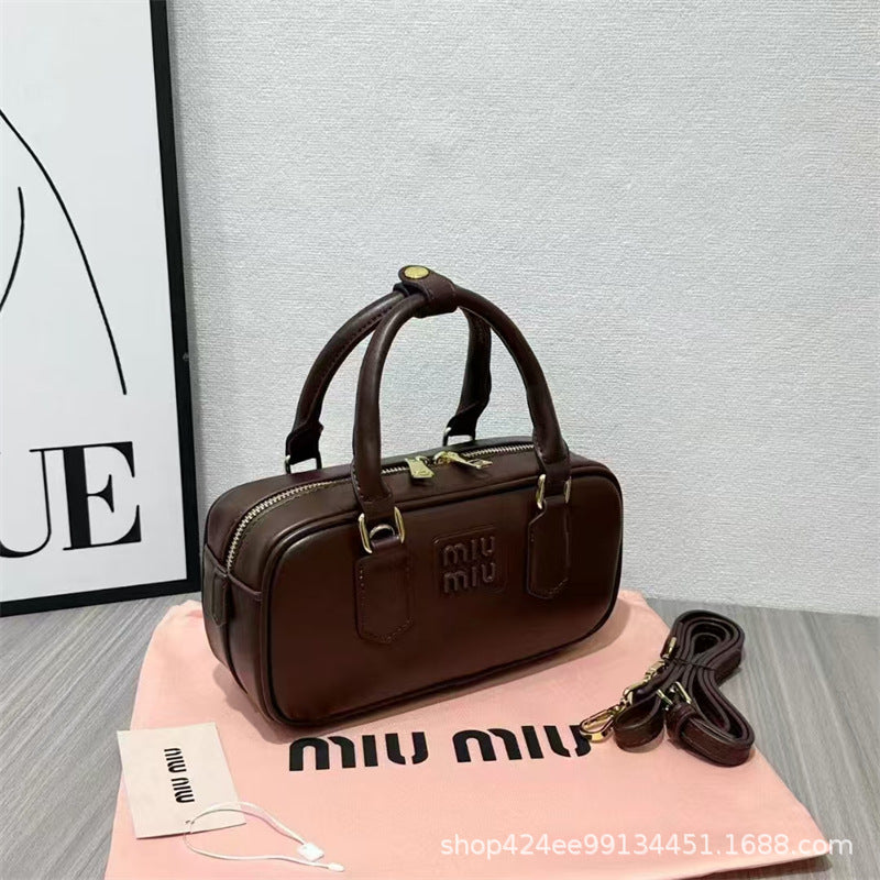 MIU Bowling Otoño/Invierno 2024 Nuevo Nicho Bolso de Gran Capacidad para Mujer Bolso Almohada Bolso Bandolera de un solo hombro Boston Mujer