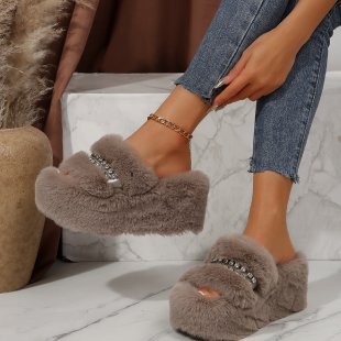 Tacón de cuña de suela gruesa, pedrería de una sola línea transfronteriza, talla grande comercio exterior 2025, nuevo temperamento, moda versátil y cálida, zapatillas de lana