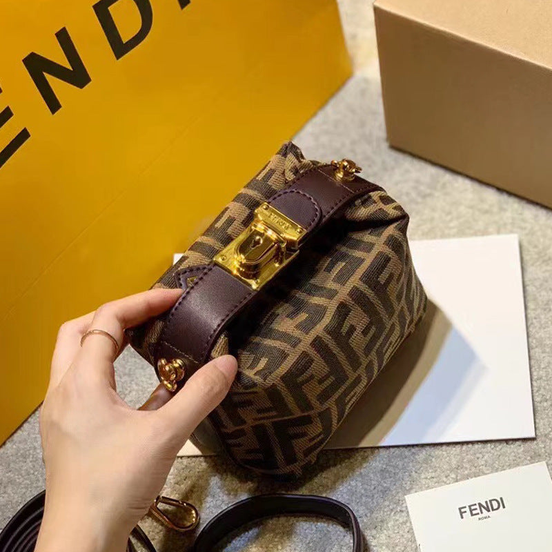 Nueva bolsa vintage de fiambrera 2025 FF Monogram Pillow Mini bolso bandolero cruzado de un solo hombro Bolso de moda para mujer