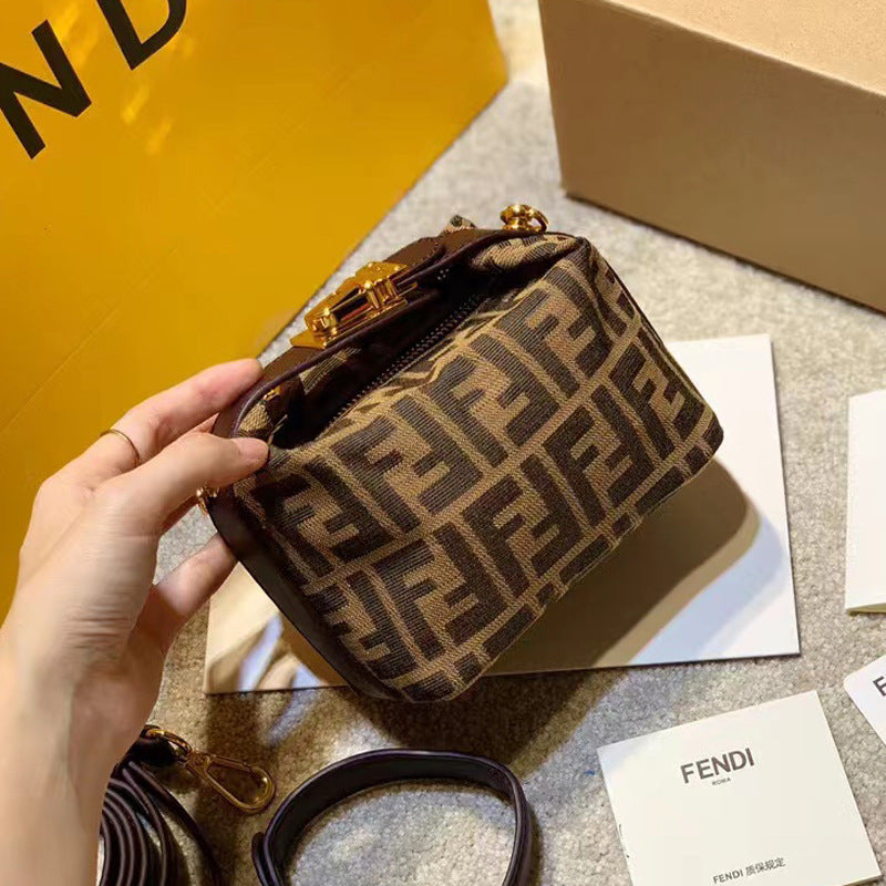 Nueva bolsa vintage de fiambrera 2025 FF Monogram Pillow Mini bolso bandolero cruzado de un solo hombro Bolso de moda para mujer