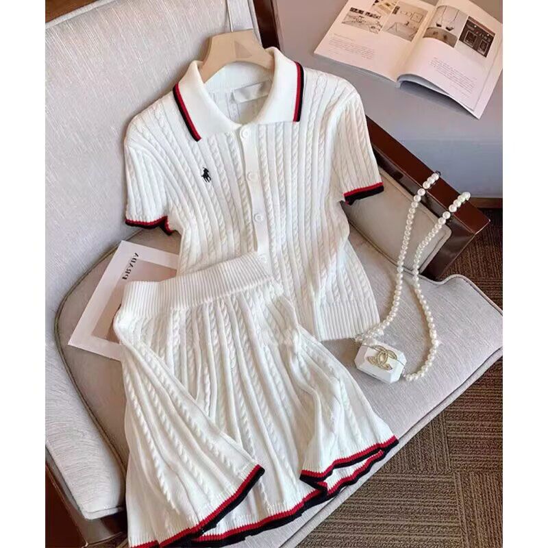 Conjunto de punto de bordado de verano para mujer al estilo escolar, top de manga corta, conjunto deportivo casual de falda plisada plisada y dos piezas