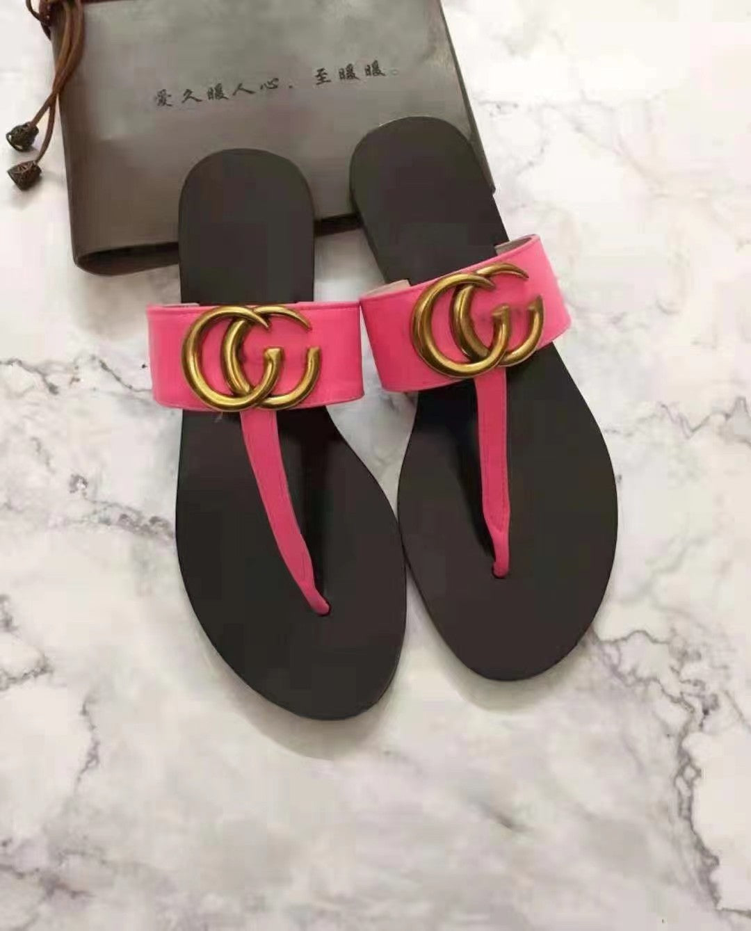 2023 Nuevas zapatillas de comercio exterior europeas y americanas Zapatillas planas de mujer Zapatillas de mujer Casual versátil de dedos abiertos, sandalias V