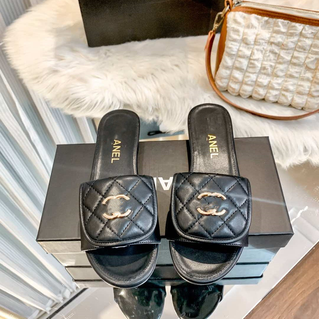 25. Nuevas zapatillas planas de hebilla metálica de la mochila escolar Xiaoxiang Feng Lingge para que las mujeres lleven sandalias de playa informales en verano