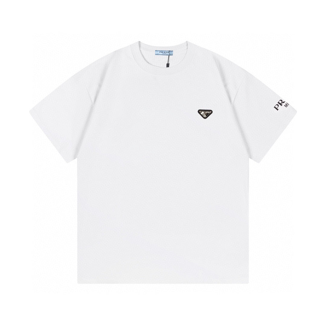 Versión de lujo de alta gama pra Pujia triángulo metálico LOGO, camiseta unisex de verano suelta y versátil con estampado y manga corta