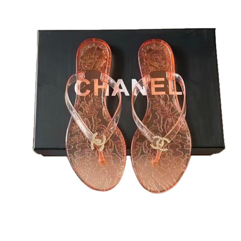 Verano 2026 Nuevas chanclas de punta metálica con hebilla metálica con pedrería para sandalias versátiles y casuales de resort para mujer