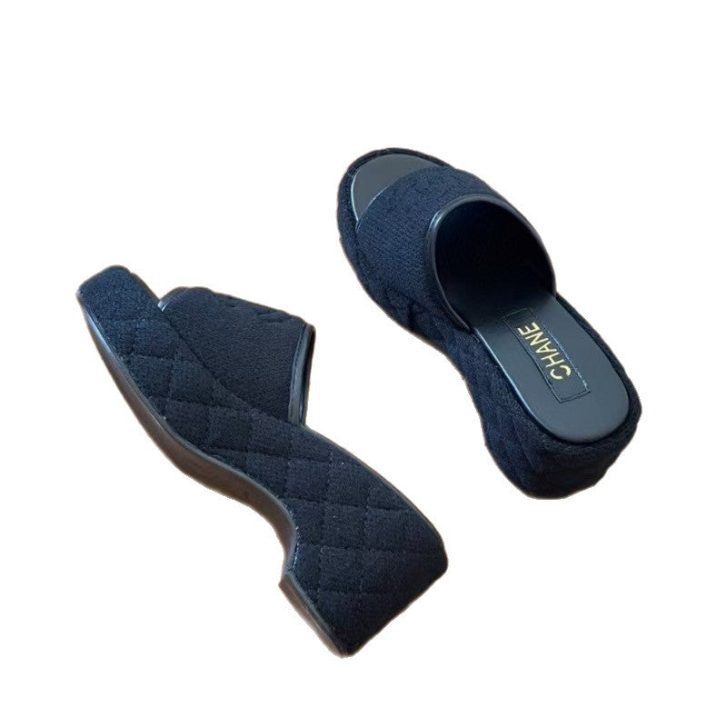 Sandalias de mujer de moda estilo Chanel, nueva plataforma de plataforma de punto de cuña de una línea para el Tercer Joven Maestro de verano 2026