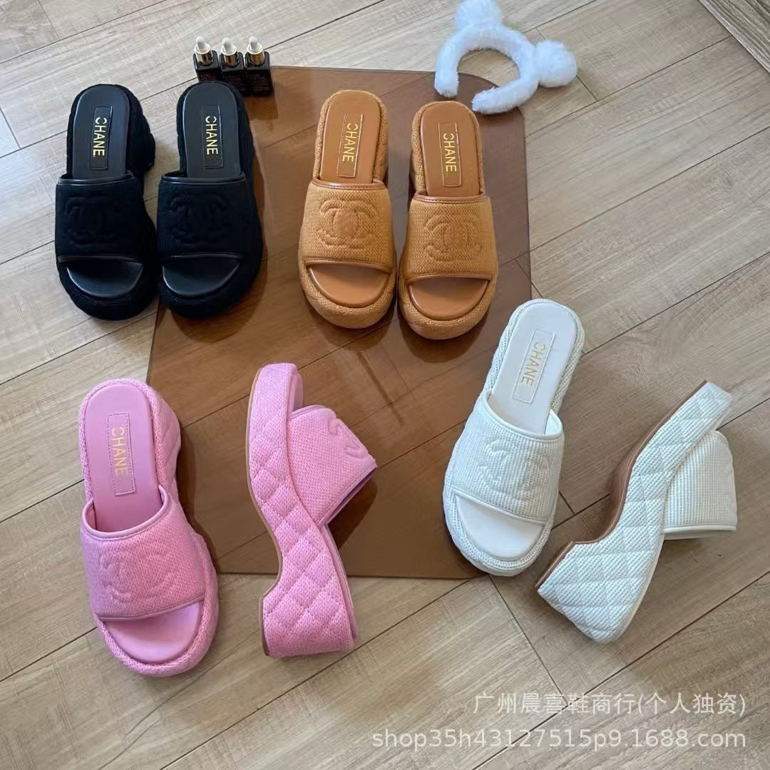 Sandalias de mujer de moda estilo Chanel, nueva plataforma de plataforma de punto de cuña de una línea para el Tercer Joven Maestro de verano 2026
