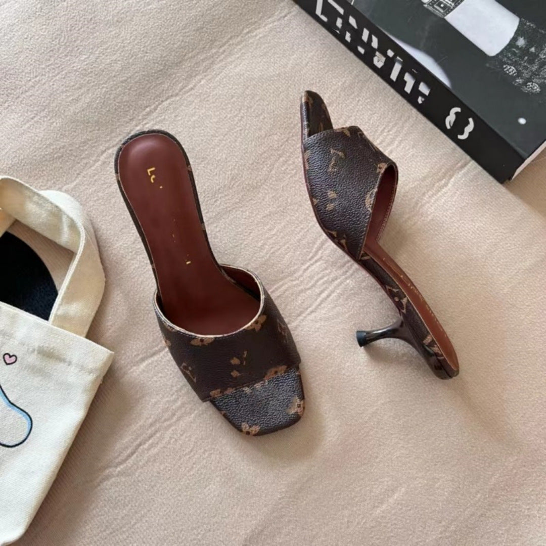 Nuevos vaqueros de primavera y verano europeo y americano 2025 con sandalias de punta abierta, zapatos clásicos de tacón de gato estampados para mujer