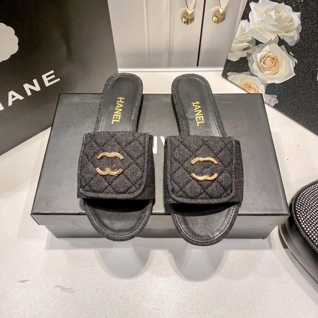25. Nuevas zapatillas planas de hebilla metálica de la mochila escolar Xiaoxiang Feng Lingge para que las mujeres lleven sandalias de playa informales en verano